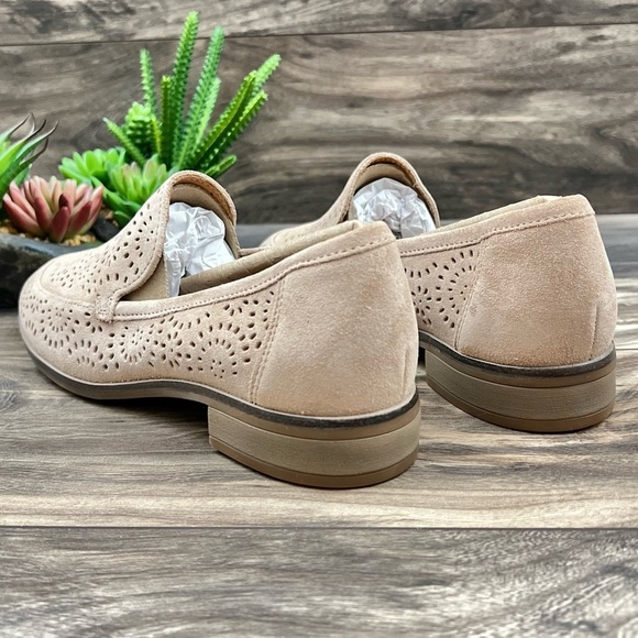 NIB Clarks Trish Calla Sand Suede Smoking Loafer Flats Perforated 8M 39 - Picture 8 of 12